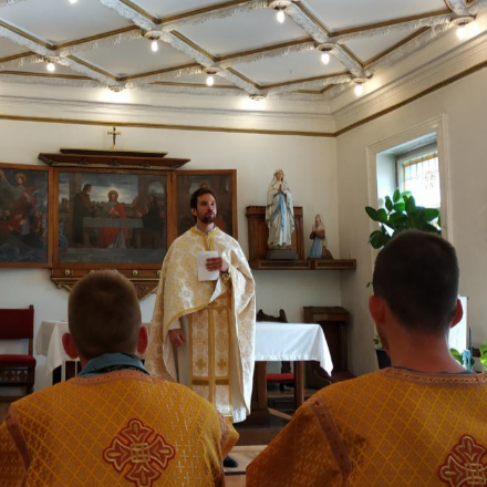 A gyerekek életet hoznak a kápolnába - a dél-budai szervezőlelkészség első Szent Liturgiája