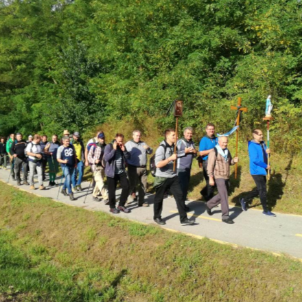 Debrecenből Máriapócsra: gyalogosan zarándokolt hetven édesapa a kegyhelyre - fotókkal, videóval