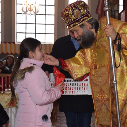 Fülöp metropolita atya adta át a Mikulás ajándékát a legkisebbeknek Nyíracsádon, ahol még a levegőből is érkezett meglepetés