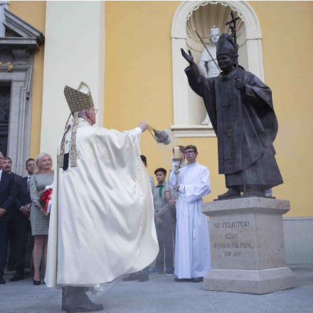 Ünnepi szentmisével és szobormegáldással emlékeztek Szent II. János Pál pápa debreceni látogatásának 30. évfordulójára