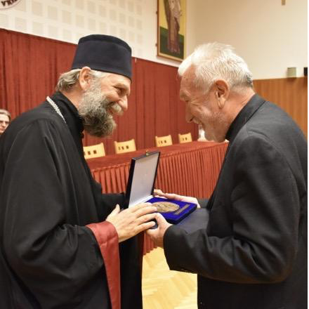 Szentmártoni Mihály SJ atya kapta idén a Szent Atanáz-díjat