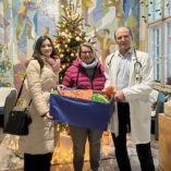 A Gyermekklinika kis betegeinek gyűjtöttek ajándékot a S... class=