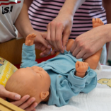 Fürdetés, lázmérés, totó és napi menü – csecsemőg...