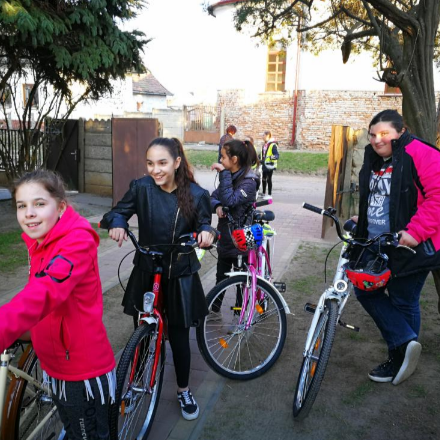 Új kerékpárokat kaptak hátrányos helyzetben élő gyerekek Álmosdon 