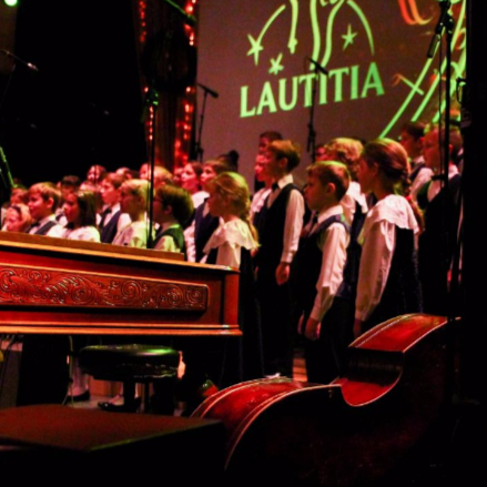 Teltházas koncertet adott a Lautitia Kóruscsalád