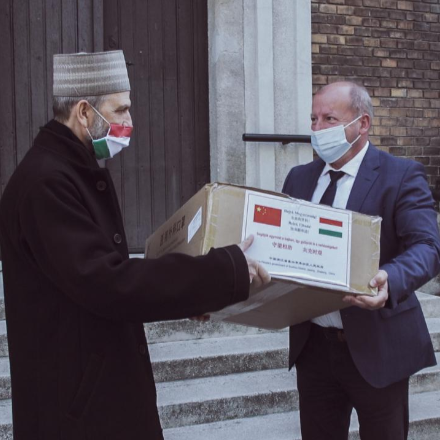 Védőmaszkokat adományozott a Metropóliának dr. Simicskó István kormánybiztos