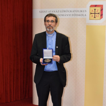 Fraknói Vilmos-díjjal jutalmazták dr. Véghseő Tamás rektor atyát 