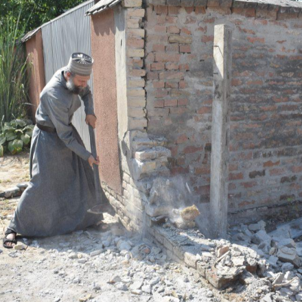 Kidőlt téglafal helyreállítási munkálataiban segédkezett Fülöp metropolita Makón