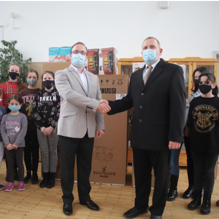 Több százezer forint értékű adománnyal köszönte meg a Szent Efrém Iskola a debreceni járványkórházban dolgozók munkáját 