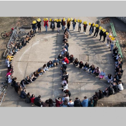 Így tiltakoznak a háború ellen a debreceni Szent László-középiskola diákjai