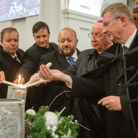 Fellobbant a békesség lángja Debrecen adventi koszorúján