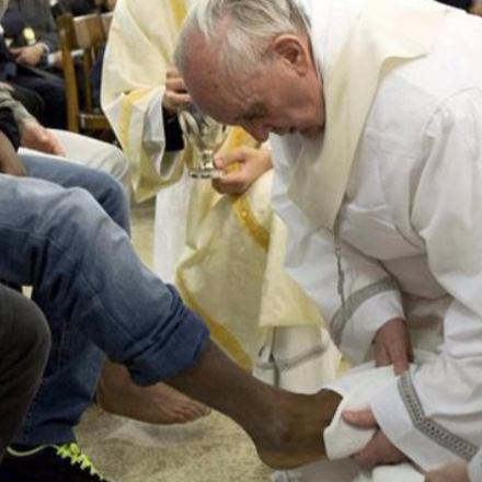 Rabok lábát mossa meg a pápa