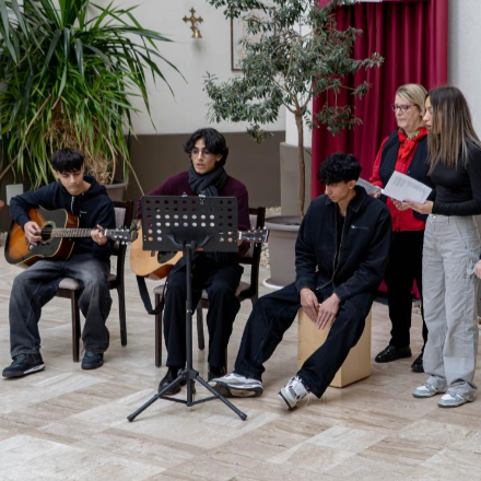 Ünnepi kántálással készültek a karácsonyra az érseki hivatalban