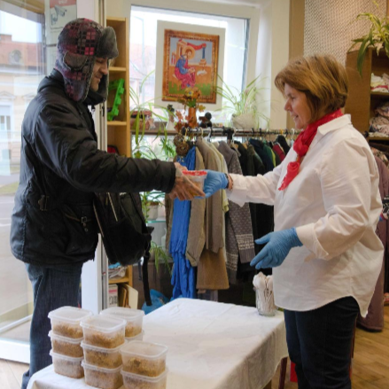 Ételosztás a Hajdúdorogi Főegyházmegyei Karitász Szolgáltatópontján