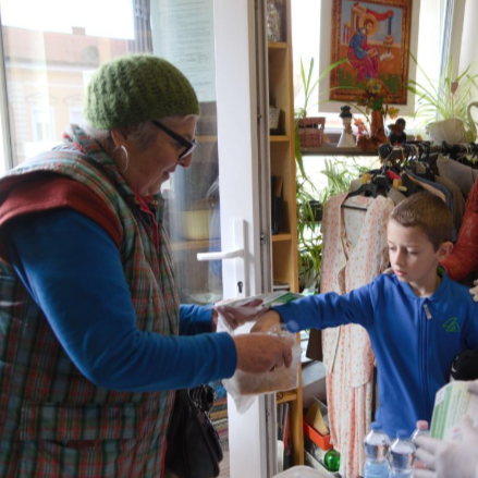 Debreceni óvodásaink is segítettek az ételosztásban Attila téri szolgáltatópontunkon