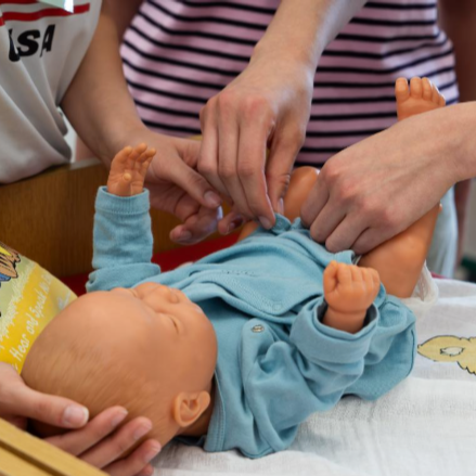 Fürdetés, lázmérés, totó és napi menü – csecsemőgondozási verseny Debrecenben 